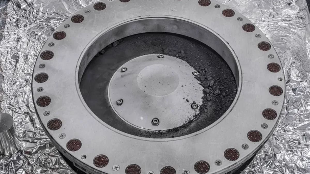 Imagem da poeira que a NASA recolheu do asteroide Bennu