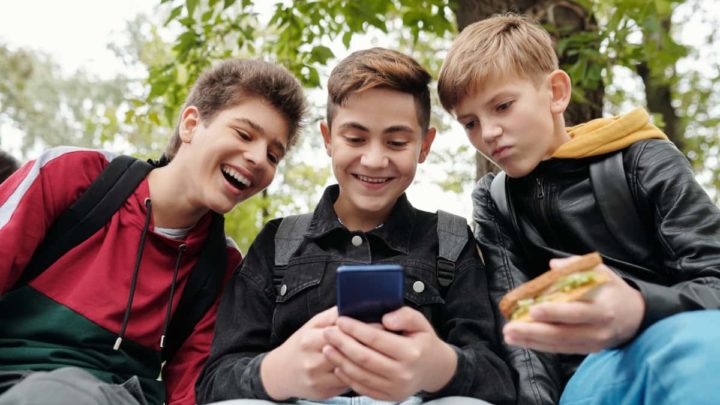 Enfants sur smartphone