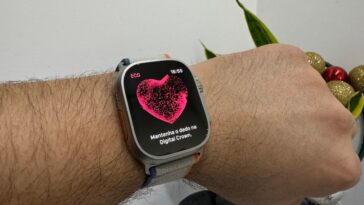 Ilustração com Apple Watch para detetar arritmias em crianças