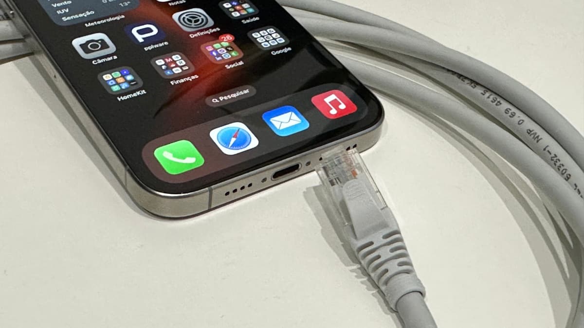 Imagem iPhone a ilustrar uma ligação ao cabo de rede