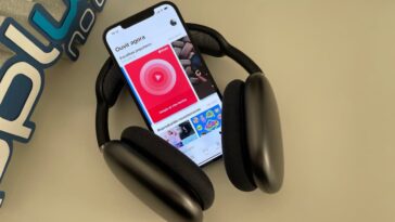 Imagem Apple Music no iPhone 12 Pro Max com AirPods Max