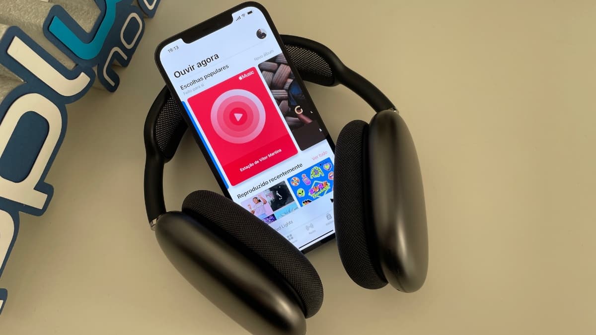 Imagem Apple Music no iPhone 12 Pro Max com AirPods Max