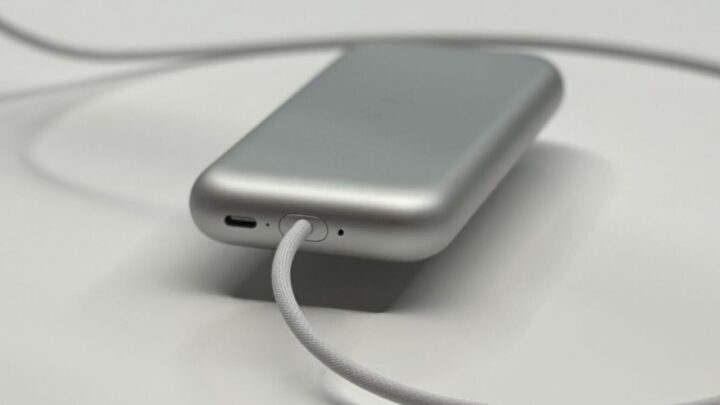 Image de la batterie Apple Vision Pro avec le port de chargement USB-C et le port Lightning qui connecte le câble d'alimentation à l'appareil.
