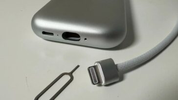 Imagem bateria dos Apple Vision Pro com cabo Lightning