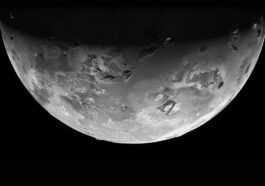 L'orbiteur de Jupiter fournit des images rapprochées sans précédent de la lune jovienne hautement volcanique Io 67 Jupiter orbiter delivers unprecedented close up images of highly volcanic Jovian moon Io