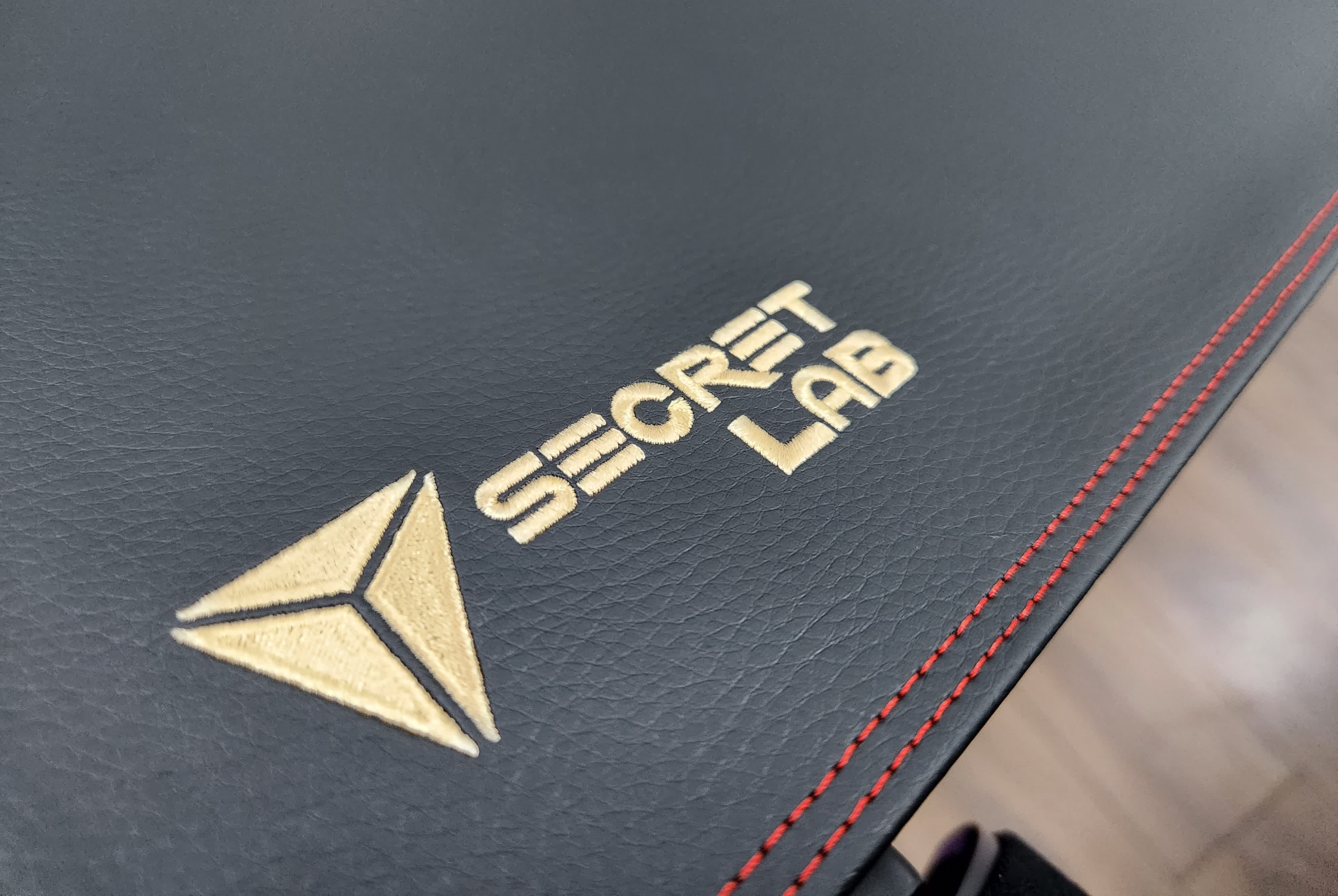 1707821718 532 Examen de Secretlab Magnus Pro XL un bureau assis debout riche