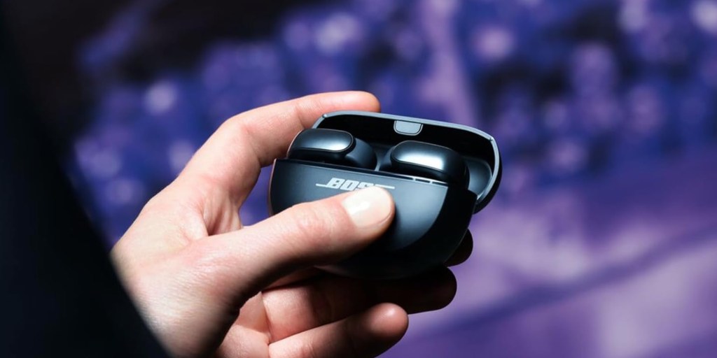 une main tenant une télécommande