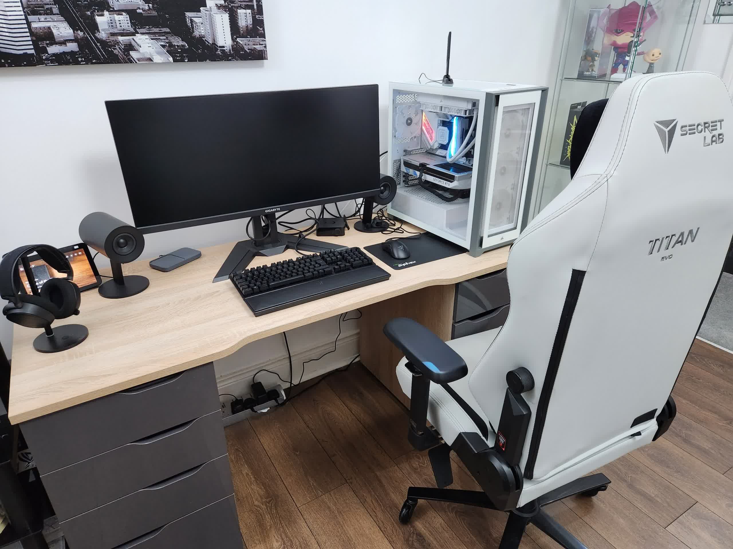 Examen de Secretlab Magnus Pro XL un bureau assis debout riche