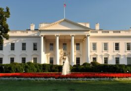 La Maison Blanche cherche à vérifier cryptographiquement les vidéos de Biden pour atténuer les risques de deepfake
