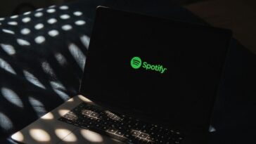 Les utilisateurs payants de Spotify atteignent 236 millions, mais l'entreprise recommence à perdre de l'argent, au milieu de la bataille d'Apple