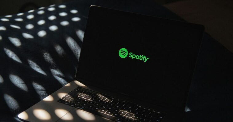 Les utilisateurs payants de Spotify atteignent 236 millions, mais l'entreprise recommence à perdre de l'argent, au milieu de la bataille d'Apple