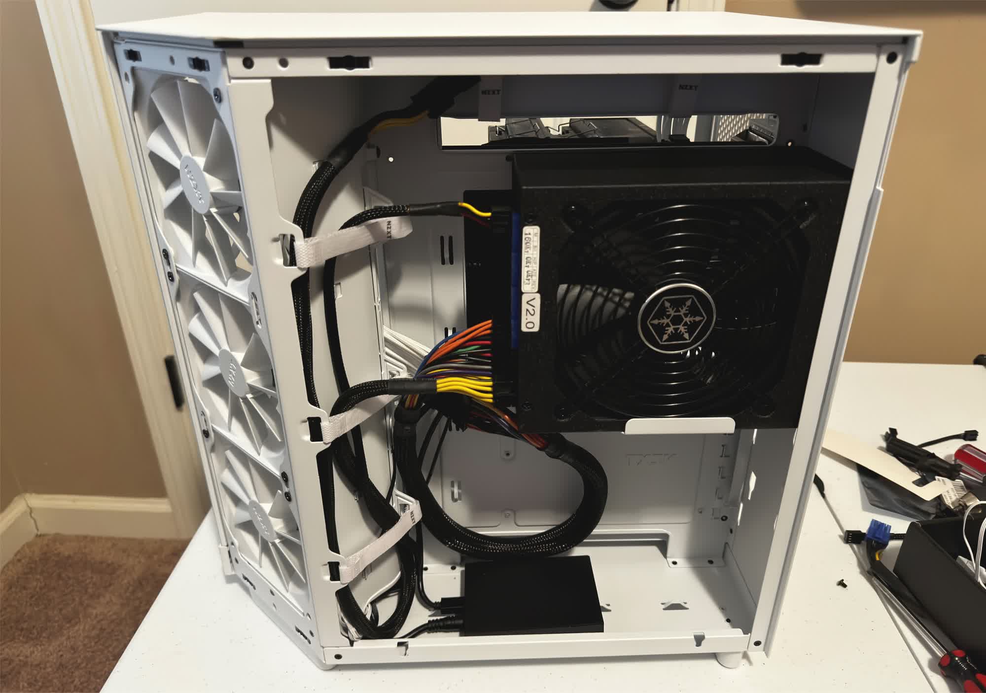 Lian Li presente une alimentation en forme de T pour