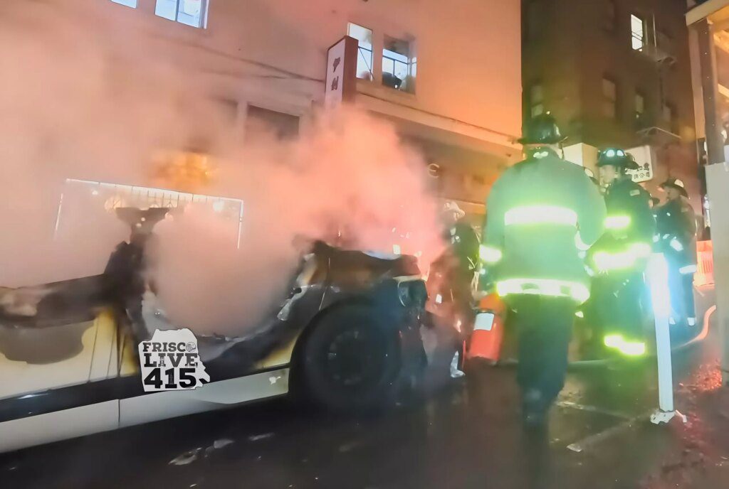 Un taxi autonome Waymo vandalisé et incendié par la foule de San Francisco