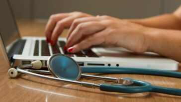 Application de prescription pour les médecins, avec des objectifs de pas de marche pour les patients