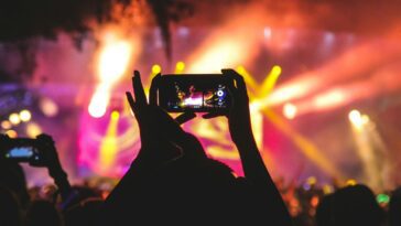 Les vidéos Facebook seront recommandées par l'IA, comme elle s'en prend à TikTok