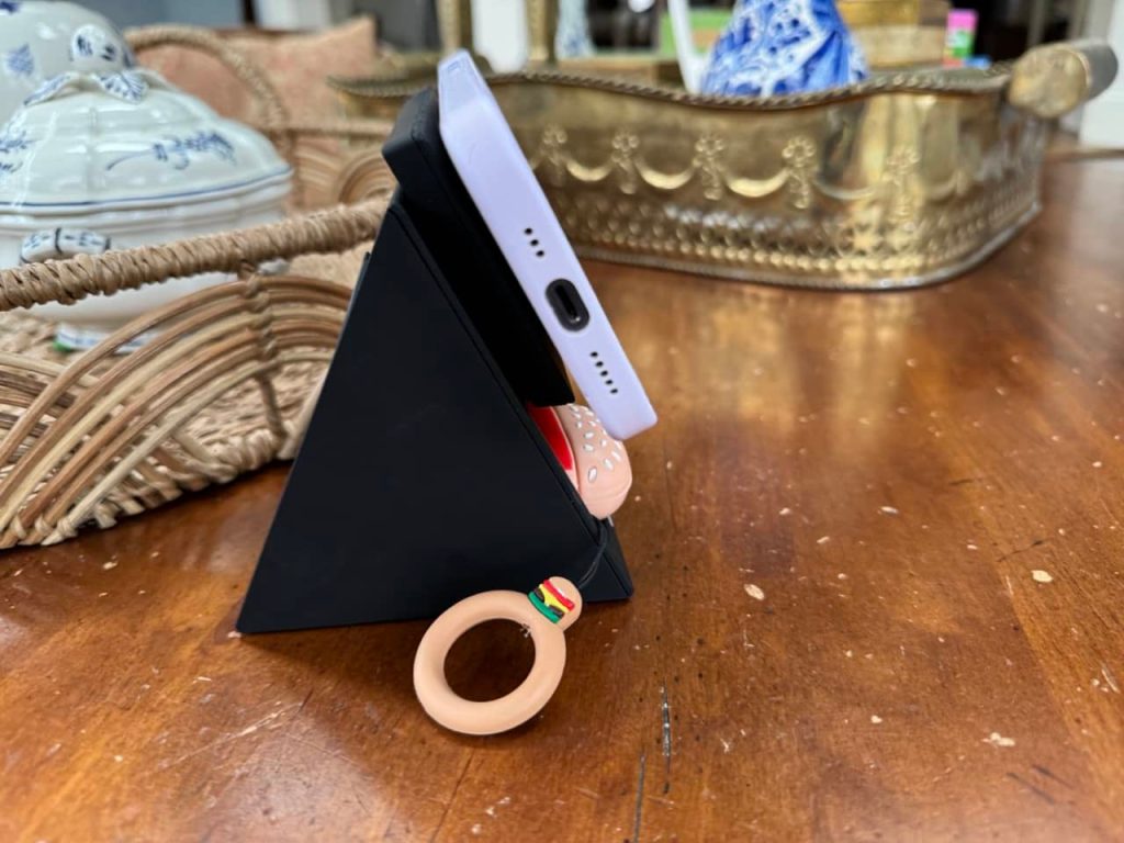 MagSafe Monday : GuMosh Fits crée une station d'accueil mince pour iPhone prenant en charge les AirPods et l'Apple Watch 2 MagSafe Monday GuMosh Fits cree une station daccueil mince pour