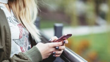 Parents et adolescents sur l'utilisation des smartphones : surveillance, parentalité distraite, etc.