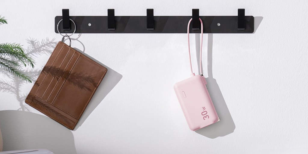 La nouvelle batterie portable Fusion 30 W d'Anker sert également de chargeur mural avec un câble USB-C intégré 3 1712782807 71 La nouvelle batterie portable Fusion 30 W dAnker sert egalement