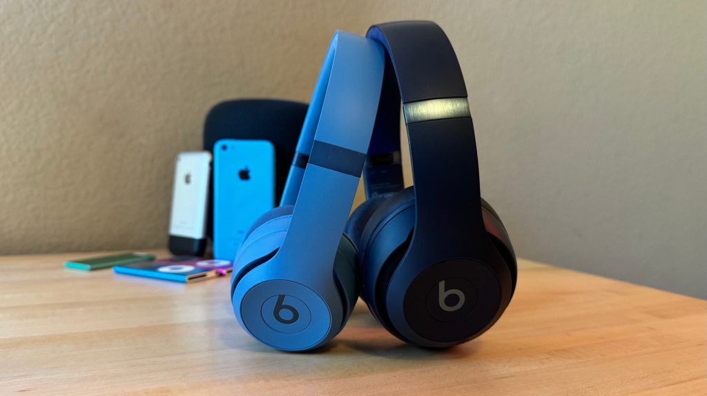 Beats Solo 4 en pratique : le casque Beats le plus emblématique s'est encore amélioré 4 Beats Solo 4 (à gauche) vs Beats Studio Pro (à droite)