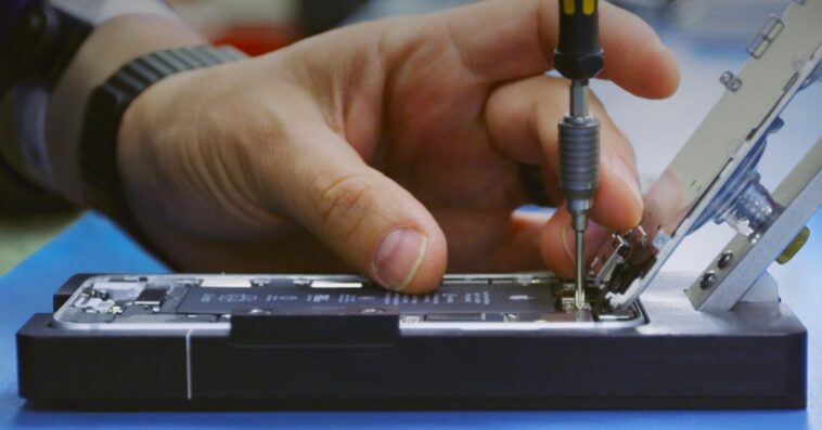 John Ternus d'Apple défend le couplage des pièces de l'iPhone comme étant « pas mauvais » 1 John Ternus d'Apple défend le couplage des pièces de l'iPhone comme étant « pas mauvais »