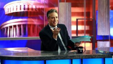 Jon Stewart interviewe la directrice de la FTC, Lina Khan, et dit qu'Apple ne le laisserait pas faire