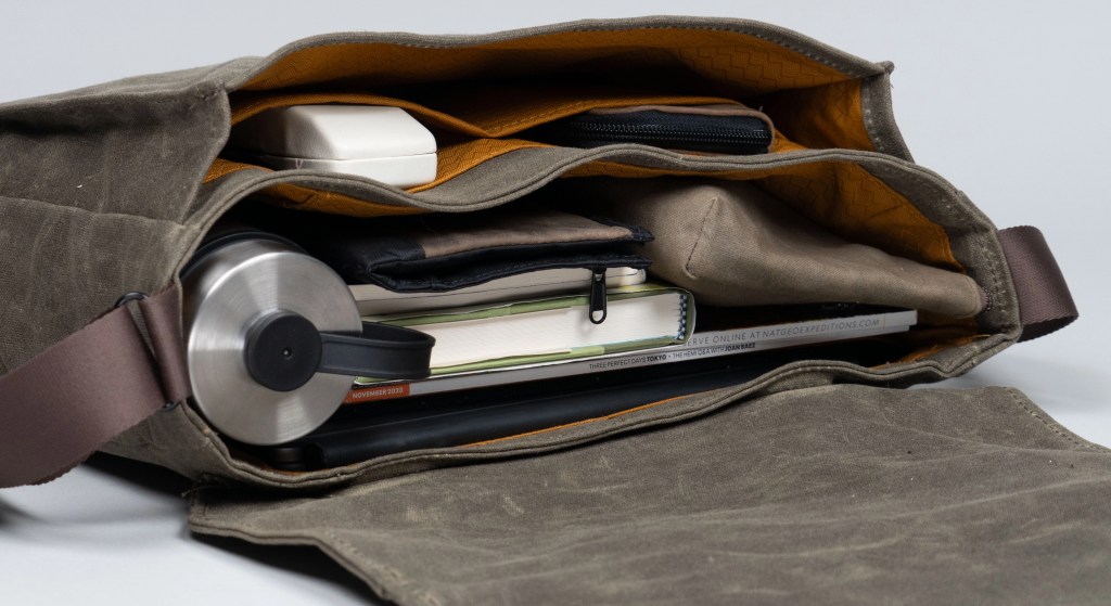 1715055607 334 WaterField Shinjuku est un sac messager fin pour voyager avec.webp