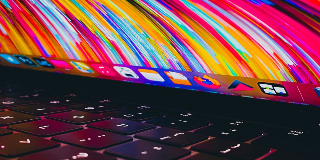 Faille de sécurité non corrigible dans les Mac Apple Silicon |  MacBook avec fond d'écran coloré chaotique