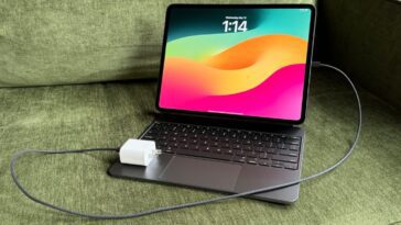 L'iPad Pro M4 est livré avec un câble USB-C de couleur assortie, alors optez pour le noir sidéral