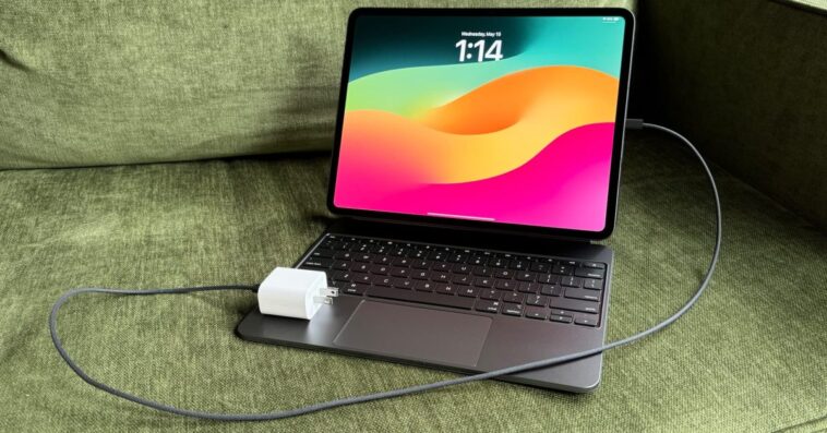 L'iPad Pro M4 est livré avec un câble USB-C de couleur assortie, alors optez pour le noir sidéral 1 L'iPad Pro M4 est livré avec un câble USB-C de couleur assortie, alors optez pour le noir sidéral