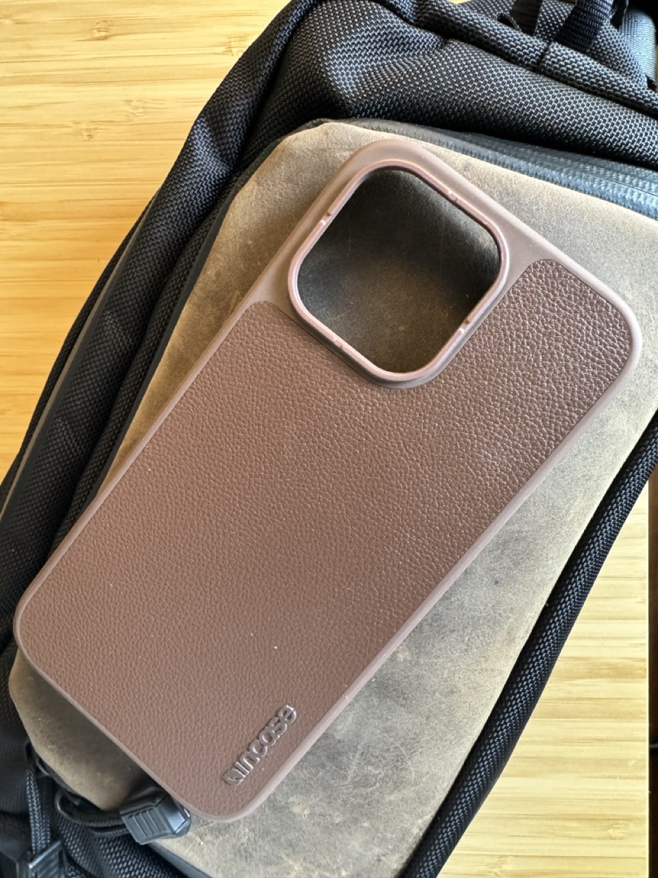 1716225606 17 Etui pratique pour iPhone 15 Pro Incase Woolenex et cuir