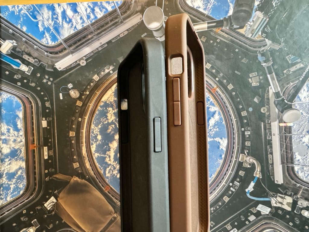 1716225606 360 Etui pratique pour iPhone 15 Pro Incase Woolenex et cuir