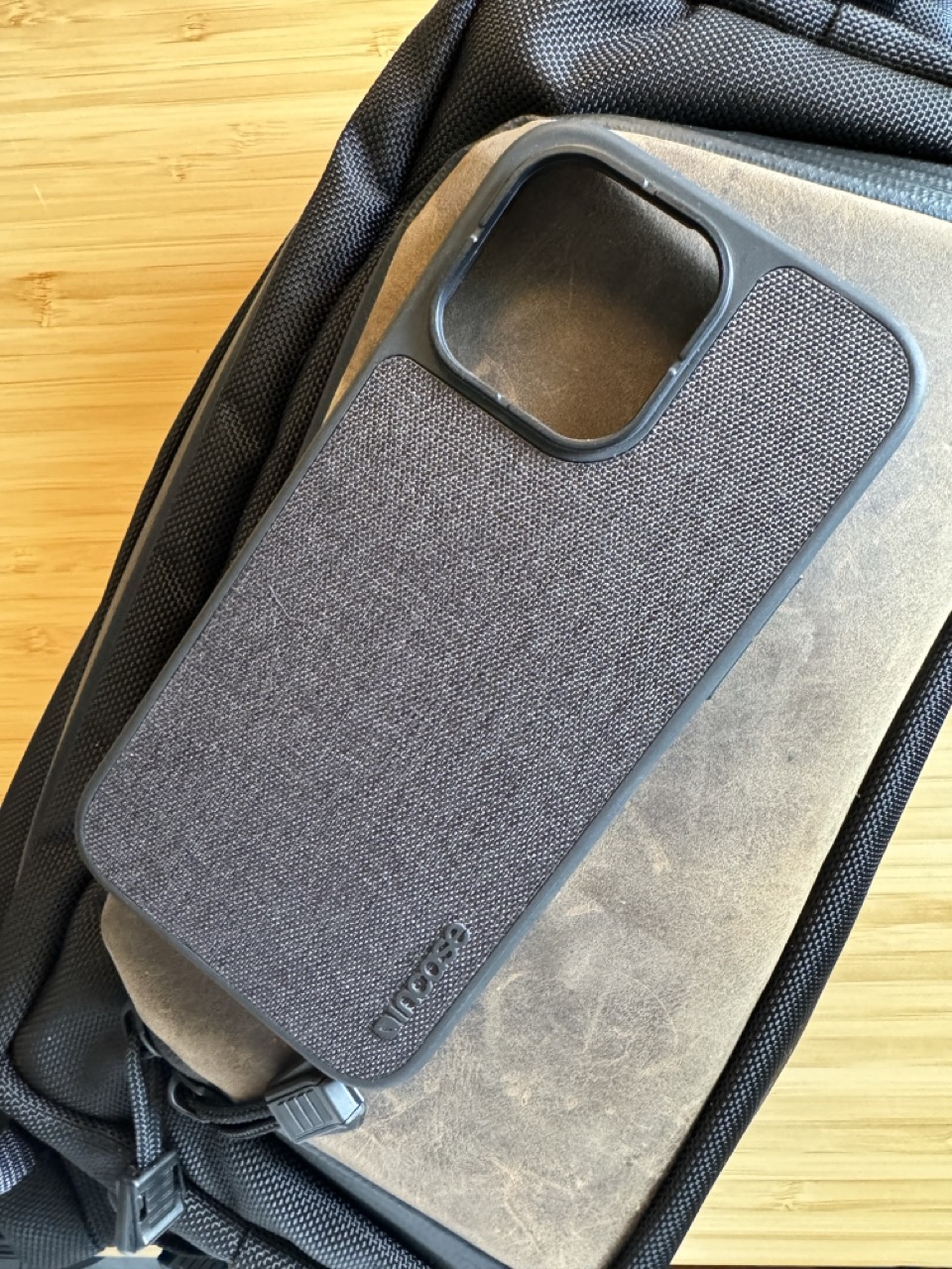 1716225606 519 Etui pratique pour iPhone 15 Pro Incase Woolenex et cuir