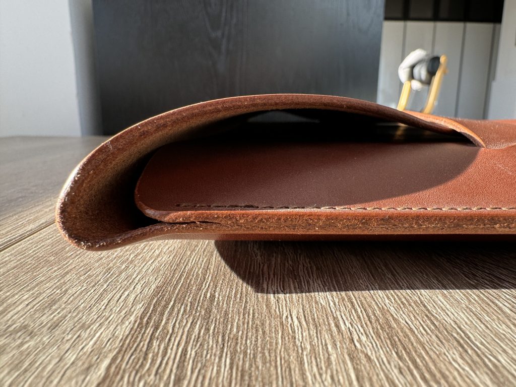 1716562812 510 Teste etui MacBook Pro en cuir fabrique a la