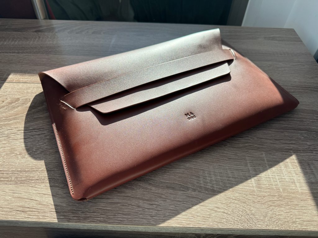 1716562812 610 Teste etui MacBook Pro en cuir fabrique a la