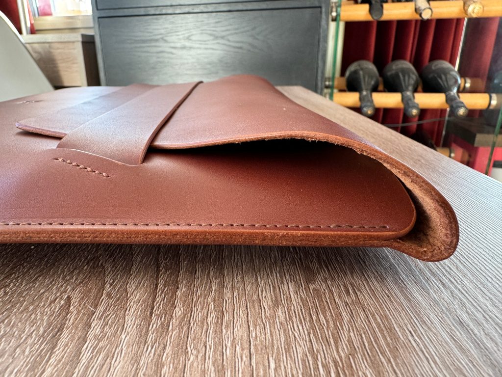 1716562813 751 Teste etui MacBook Pro en cuir fabrique a la