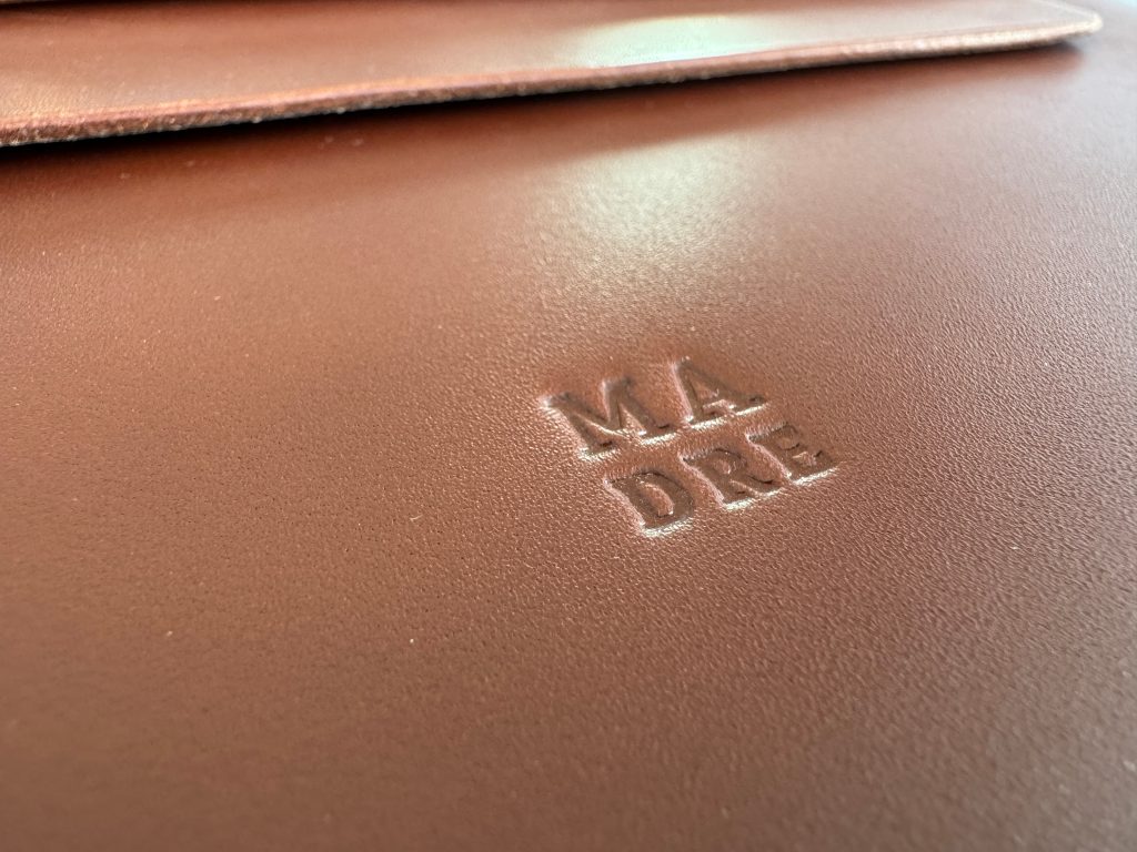 1716562813 852 Teste etui MacBook Pro en cuir fabrique a la