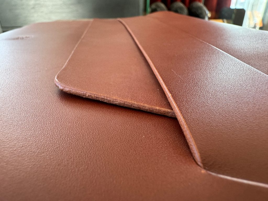 1716562814 303 Teste etui MacBook Pro en cuir fabrique a la