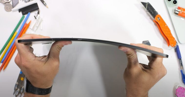 Le nouvel iPad Pro fonctionne bien lors du test de pliage extrême et bat la génération précédente 1 Le nouvel iPad Pro fonctionne bien lors du test de pliage extrême et bat la génération précédente