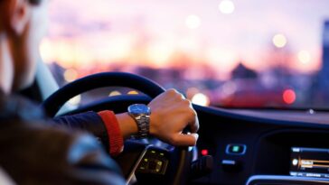 Les hausses de prix d'Uber sont en vigueur tout le temps, disent les conducteurs ;  salaire opaque