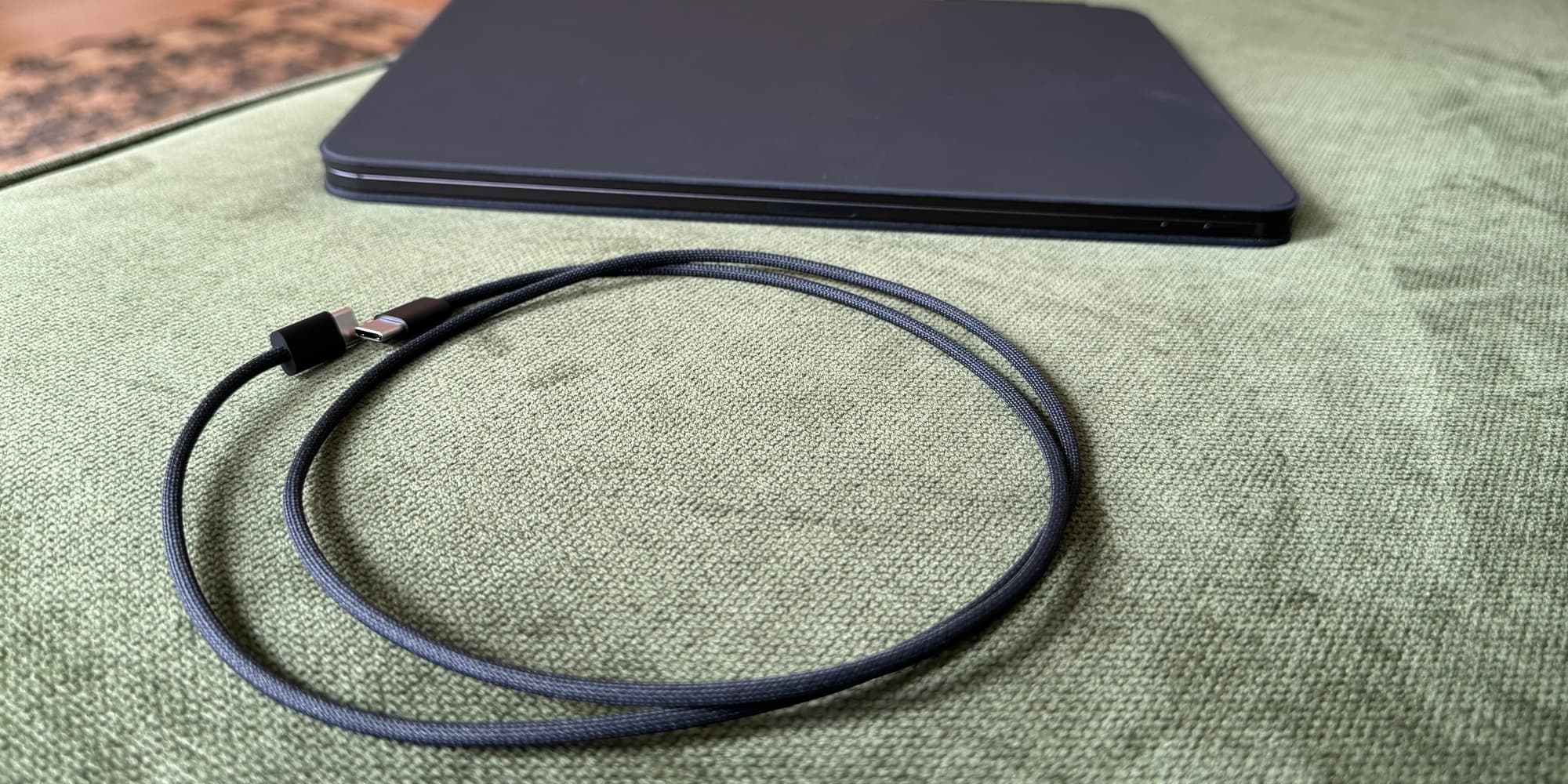 L'iPad Pro M4 est livré avec un câble USB-C de couleur assortie, alors optez pour le noir sidéral 2 Câble USB-C noir sidéral avec iPad Pro M4