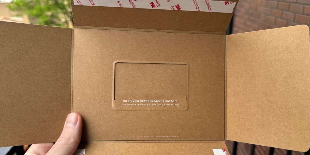 Remplacer votre Apple Card expirée ? Apple veut récupérer votre vieux morceau de titane 2 Enveloppe de recyclage pour ancienne Apple Card