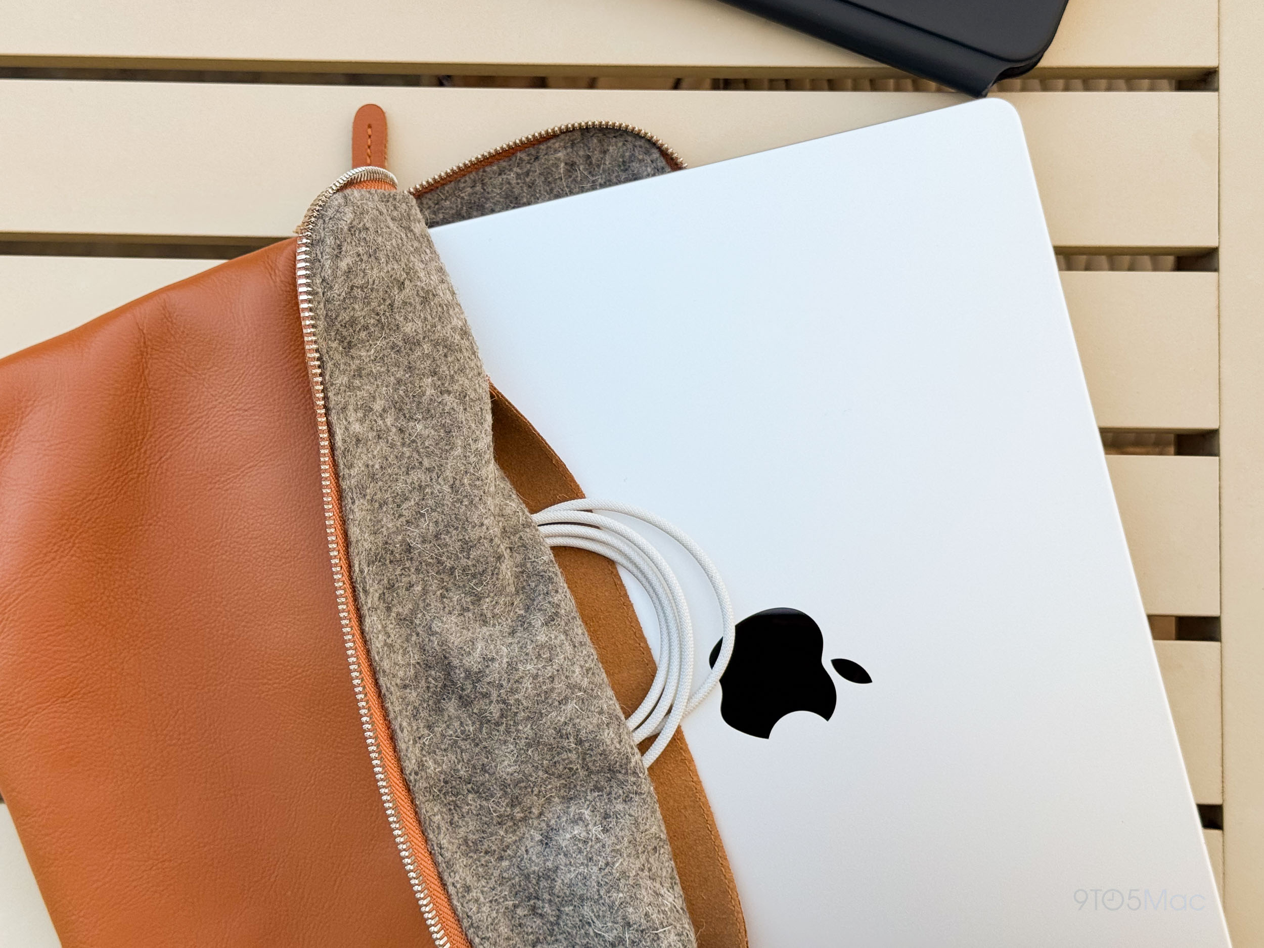 1717714806 262 Pratique transportez votre Mac et votre iPad avec style grace