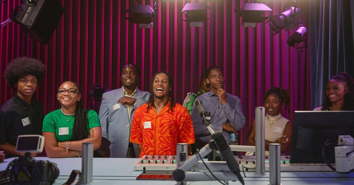 Apple aide 50 étudiants à poursuivre leurs rêves musicaux en enregistrant et en promouvant un single