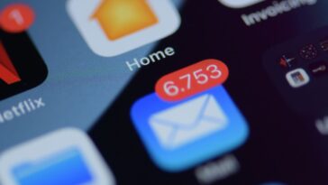 Fonctionnalités IA de l'application iOS 18 Mail : réponses intelligentes, changement de tonalité, tri automatique, plus
