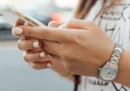 Les applications de médias sociaux pourraient recevoir des étiquettes d'avertissement de type tabac, alors que le Surgeon General des États-Unis tire la sonnette d'alarme sur l'impact sur les jeunes.