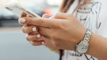 Les applications de médias sociaux pourraient recevoir des étiquettes d'avertissement de type tabac, alors que le Surgeon General des États-Unis tire la sonnette d'alarme sur l'impact sur les jeunes.