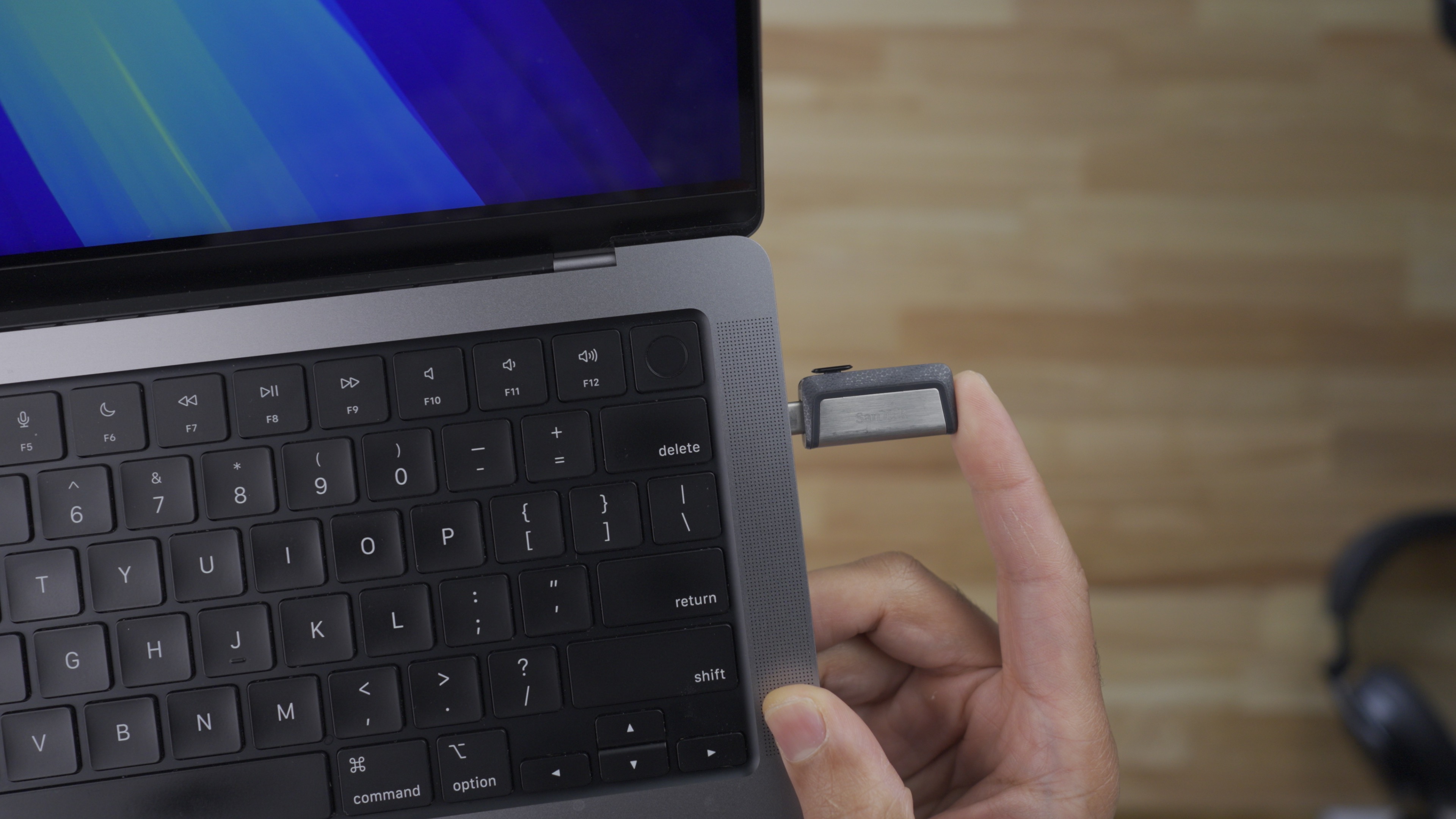 Connexion d'une clé USB pour créer un programme d'installation USB macOS Sequoia