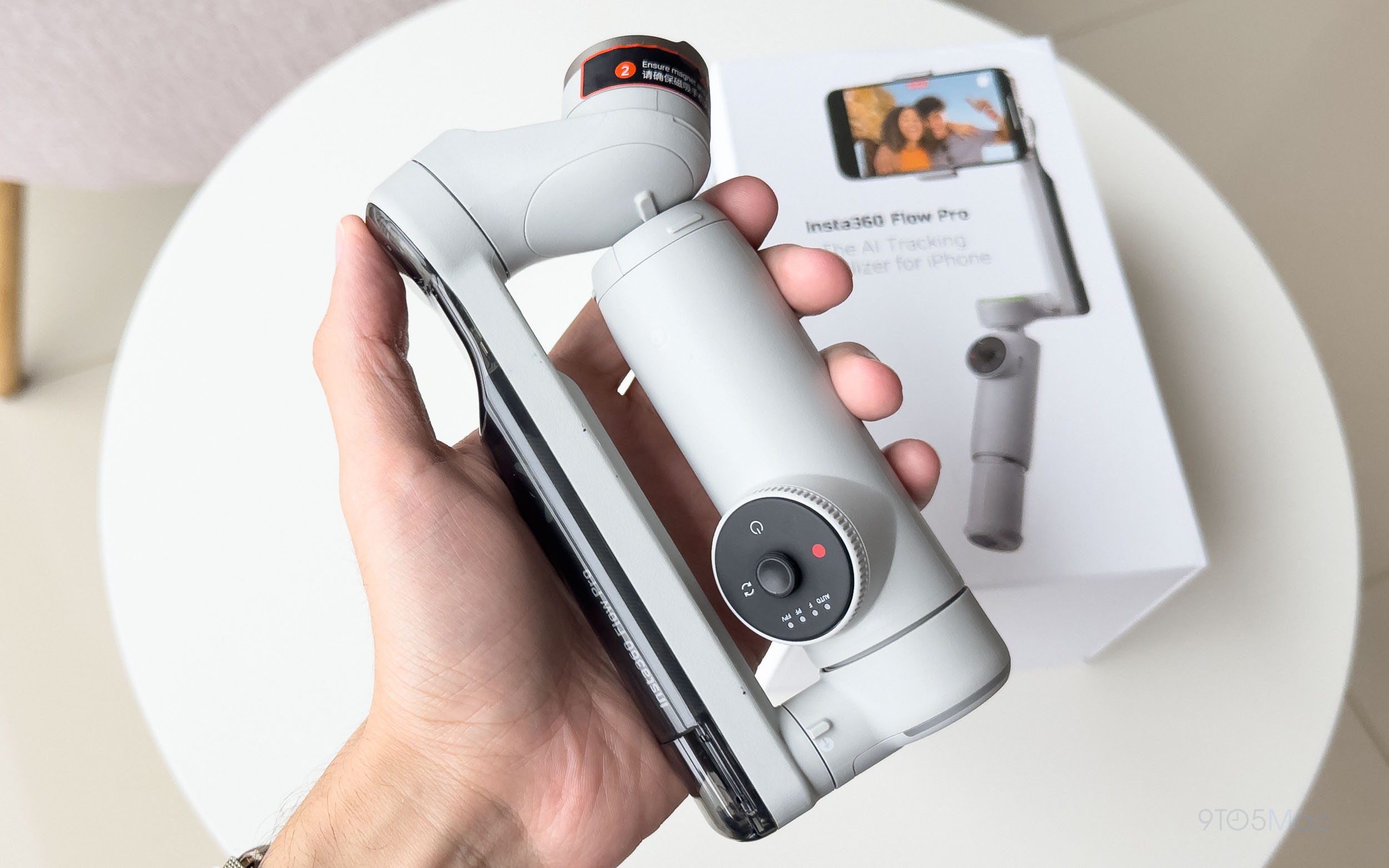 Prise en main d'Insta360 Flow Pro : le premier stabilisateur pour iPhone compatible avec DockKit d'Apple