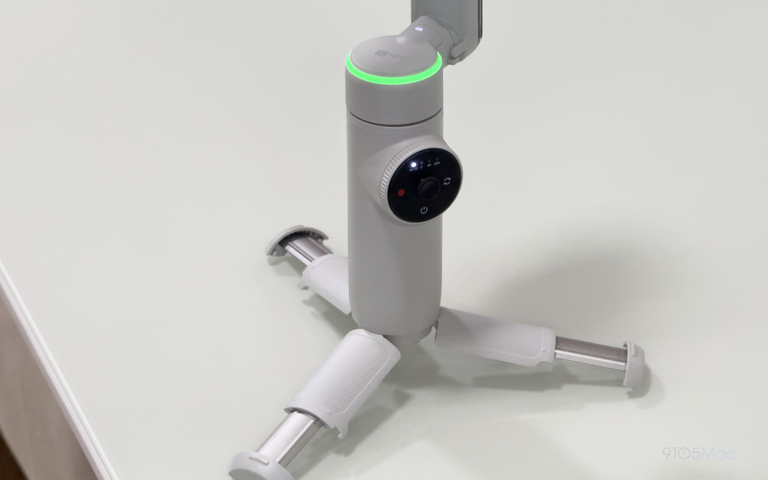 Prise en main d'Insta360 Flow Pro : le premier stabilisateur pour iPhone compatible avec DockKit d'Apple