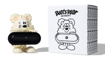 Verdy lance l'ours « Vear Toy » en édition limitée qui tient la nouvelle pilule Beats